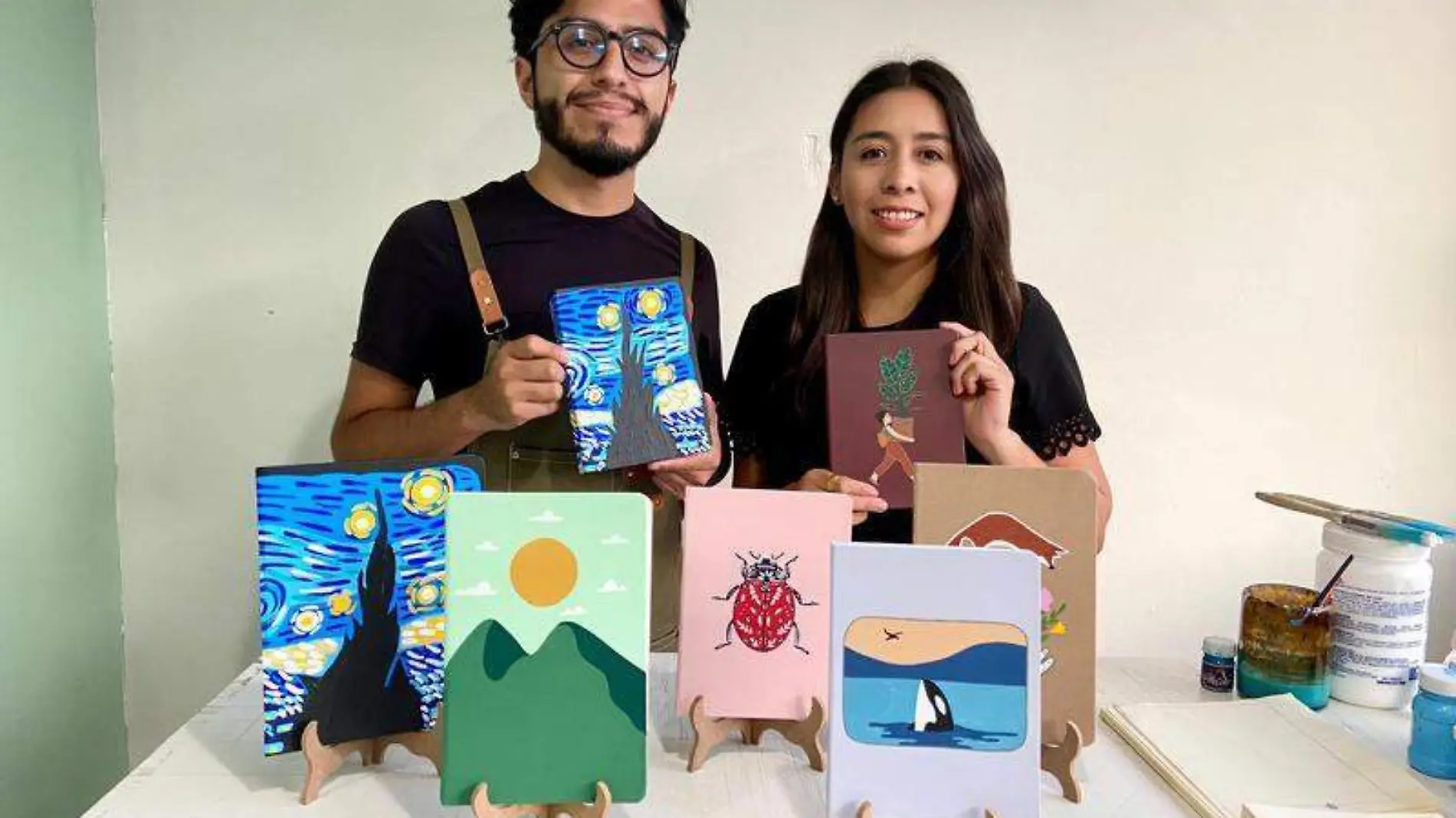 Libretas bordadas y pintadas son la especialidad de la marca Mónica Vargas